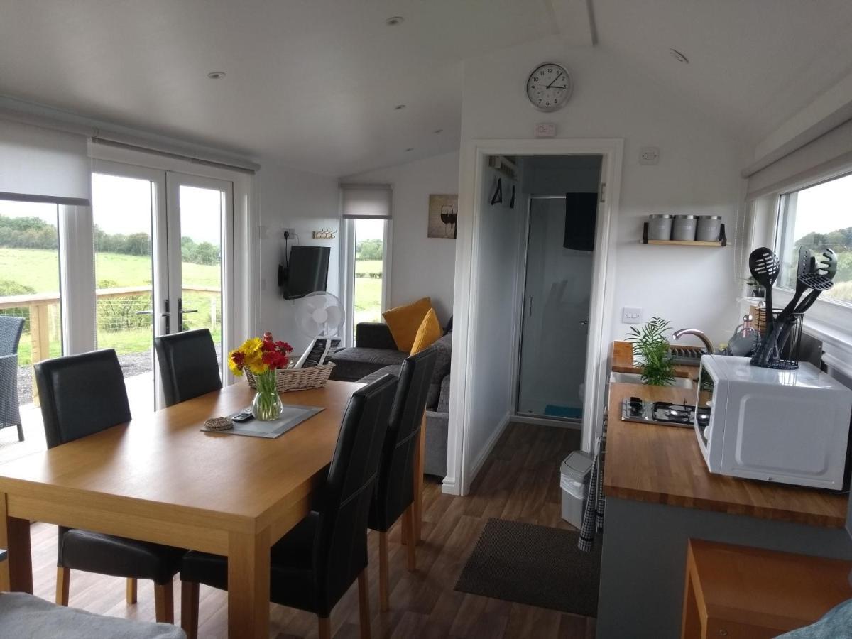 Cleeves Cabins Arran Luxury Lodge With Hot Tub Dalry  Экстерьер фото