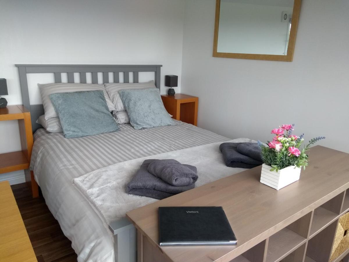 Cleeves Cabins Arran Luxury Lodge With Hot Tub Dalry  Экстерьер фото